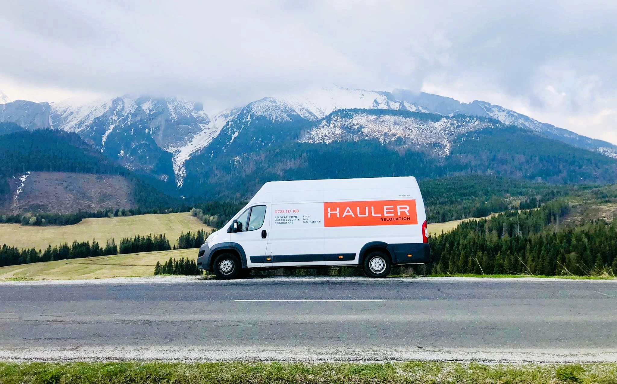 Cat costa sa transport mobila international-5 camion Hauler efectueaza un transport de mobila international